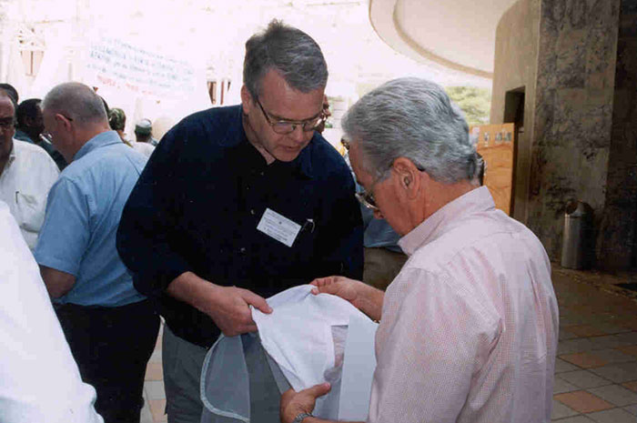 Photo of Torben Vestergaard Frandsen and Dr. Ernesto Ruiz-Tiben examining filter cloth.
