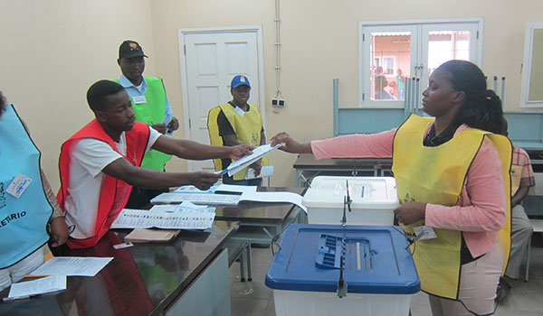 mozambique-maputo-election-workers