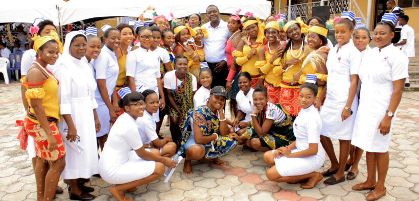 Photo faculty and students in Nigera.