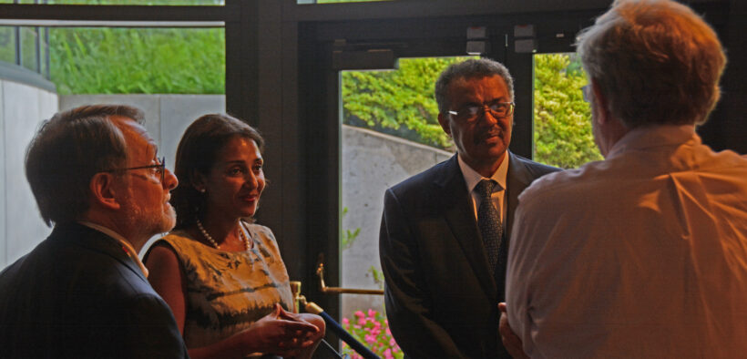 Photo of Tedros Adhanom Ghebreyesus meeting with colleagues.