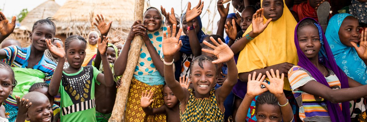 Nigerien children wave